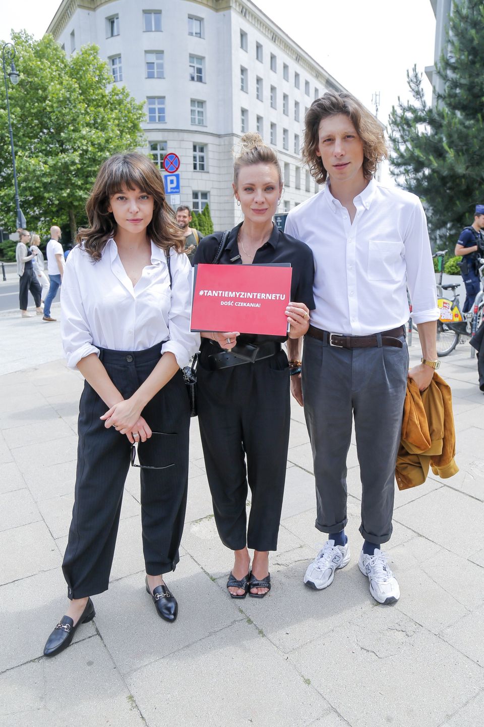 Maria Dębska, Magdalena Boczarska i  Eryk Kulm przed sejmem