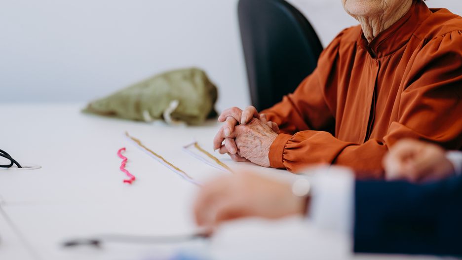 seniorzy, senioralna, starsi, dziadkowie, szycie, bisnes, papier, pism, biura, dokument, losowanie, baba, stole, biurko, kredka, studenci, osoba, edukacja, dzieci, brulion, szkolne, notatka, kreator mody, finanse, lud, graf