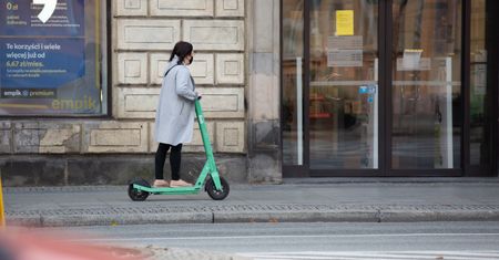 Hulajnogi elektryczne i samochody na minuty wracają do łask