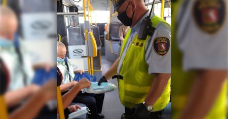 Lublin. Ponownie rozdają maseczki pasażerom komunikacji miejskiej