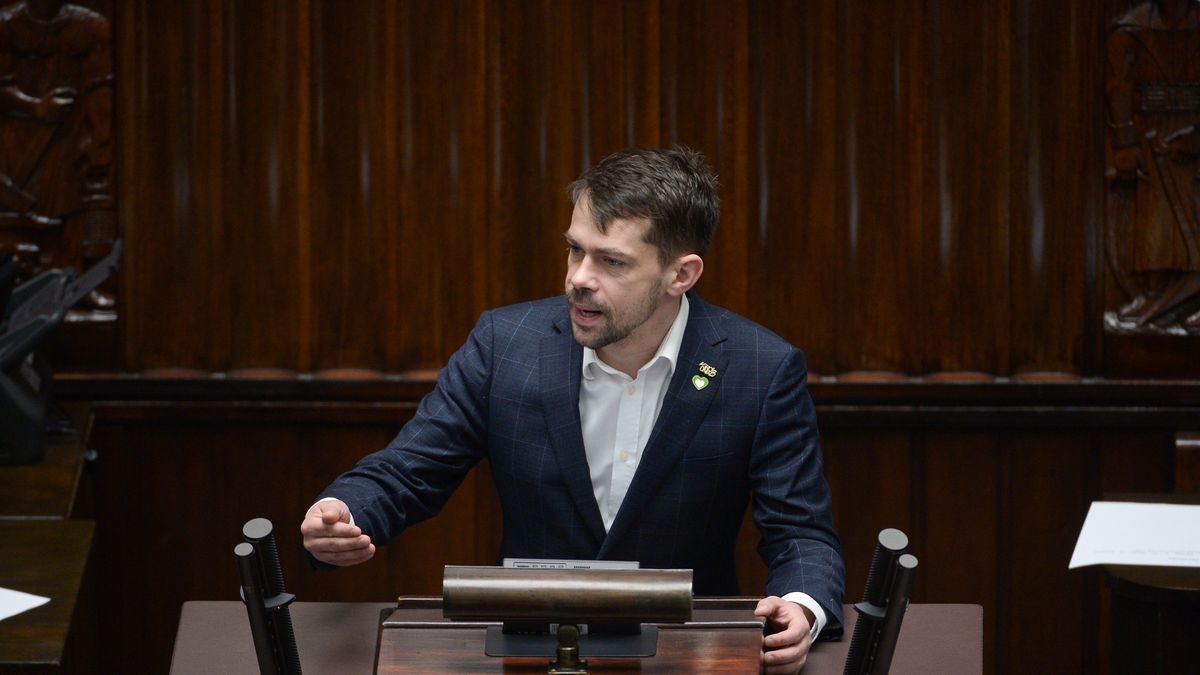 Warszawa, 18.01.2024. Sekretarz stanu w ministerstwie Rolnictwa i Rozwoju Wsi Michał Kołodziejczak na sali obrad Sejmu w Warszawie, 18 bm. W Sejmie ma odbyć się dziś głosowanie nad rządowym projektem ustawy budżetowej na rok 2024. (jm) PAP/Marcin Obara