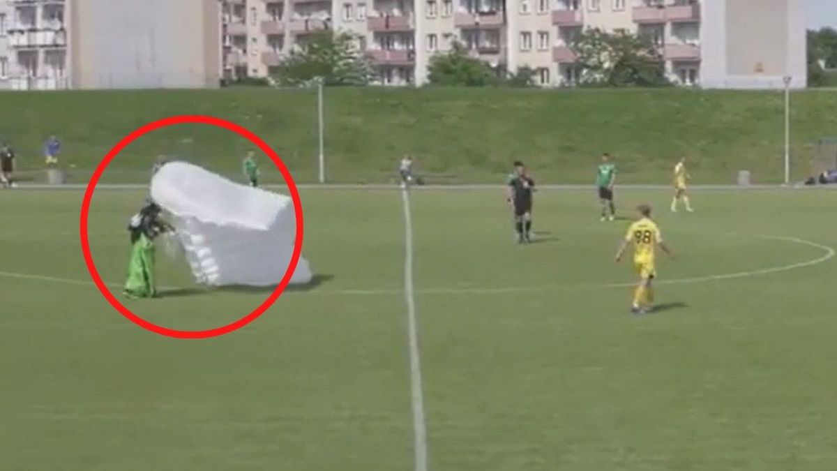 Spadochroniarz ląduje w trakcie meczu
