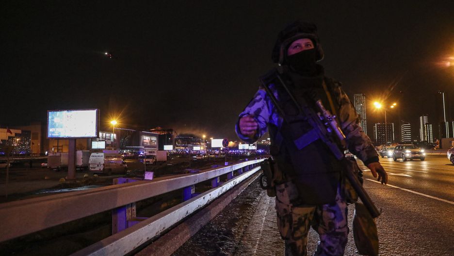 Russian policemen guards the area near the burning Crocus City Hall concert venue following a shooting in Krasnogorsk, outside Moscow, Russia, 22 March 2024. A group of up to five gunmen has attacked the Crocus City Hall in the Moscow region, Russian emergency services said. EPA/MAXIM SHIPENKOV Dostawca: PAP/EPA.