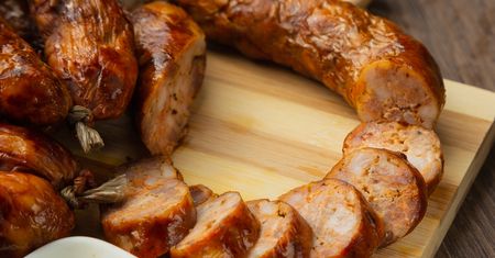 Smakuje jak zwyczajna z PRL-u. Na każde święta szwagier robi kiełbasę według tego przepisu