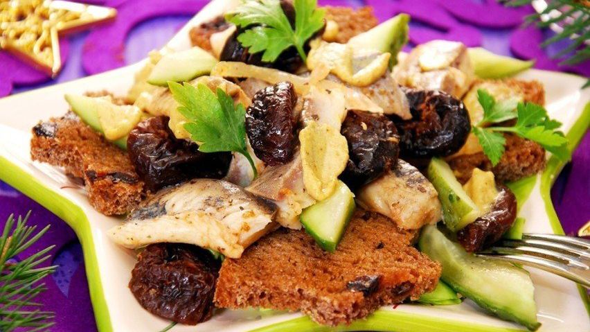 Pyszny śledź ze śliwkami i rodzynkami na wigilijny stół.