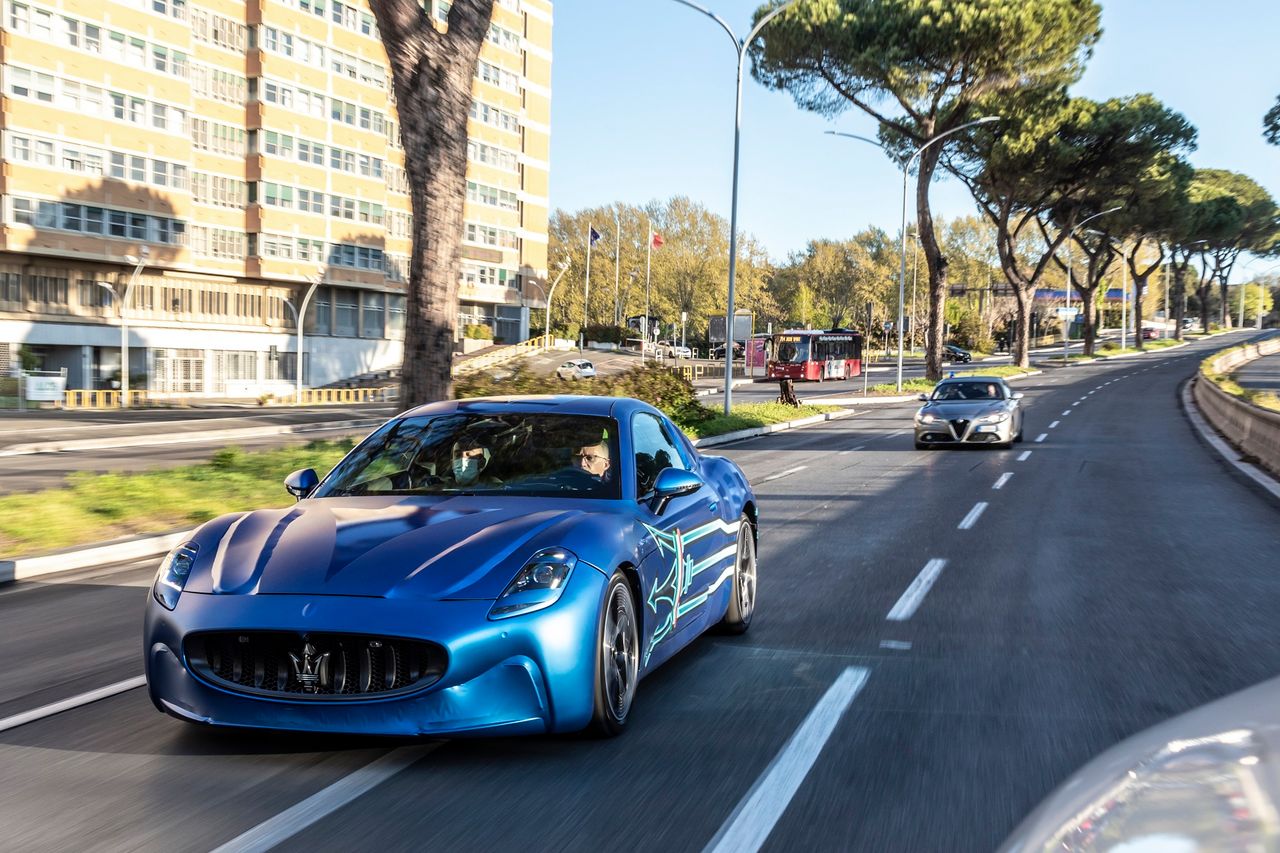 Zamaskowany prototyp Maserati GranTurismo Folgore na ulicach Rzymu