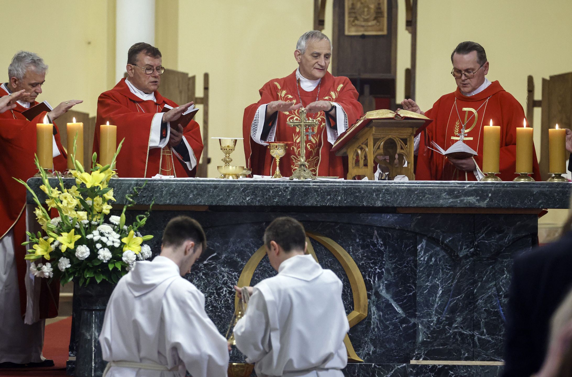 Cardinal Matteo Zuppi (C), Pope's envoy for the Ukrainian settlement, celebrates a Holy Mass during the feast of the Apostles Peter and Paul in the Cathedral of the Immaculate Conception of the Blessed Virgin Mary in Moscow, Russia, 29 June 2023. Archbishop of Bologna Cardinal Matteo Maria Zuppi was sent by Pope Francis to Moscow as his envoy to establish dialogue and seek a peaceful solution to the Russian-Ukrainian conflict. Zuppi discussed the conflict in Ukraine with Russian presidential aide Yuri Ushakov. EPA/SERGEI ILNITSKY Dostawca: PAP/EPA.