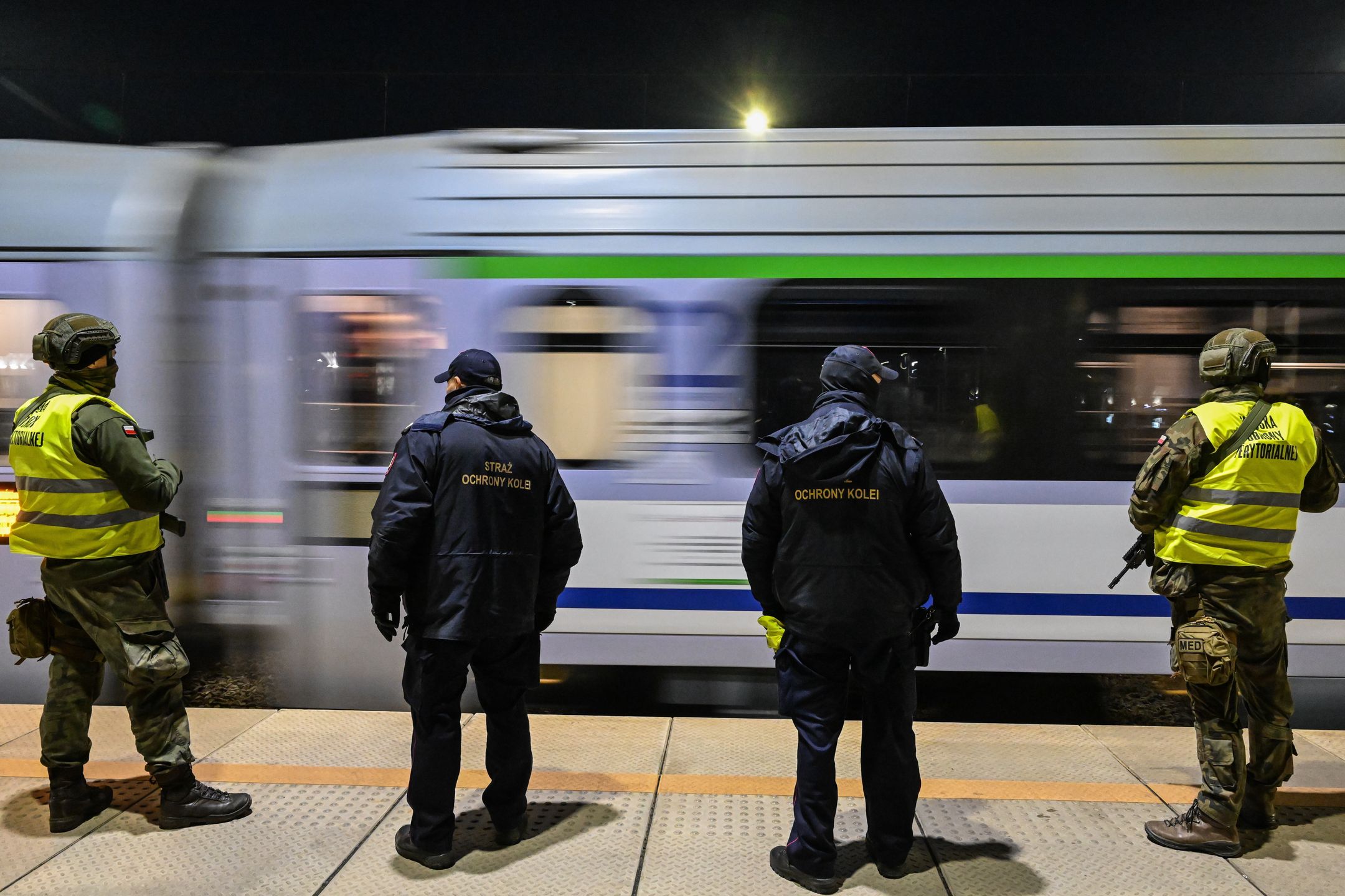 Funkcjonariusze SOK i WOT patroluj� dworzecWojtek Jargi�obezpiecze�stwo, dworzec, linie kolejowe, patrol, patrolowanie, peron, PKP, SOK, tory kolejowe, WOT, �o�nierz, kolei, kolej, ochrona, s�u�by