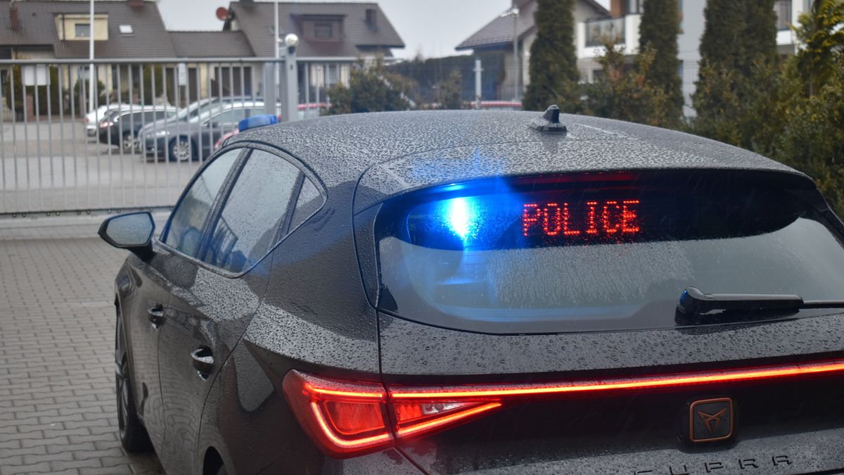 Cupra Leon jest popularnym wyborem, więc radiowóz nie rzuca się w oczy... Chyba że zwrócimy uwagę na tablicę