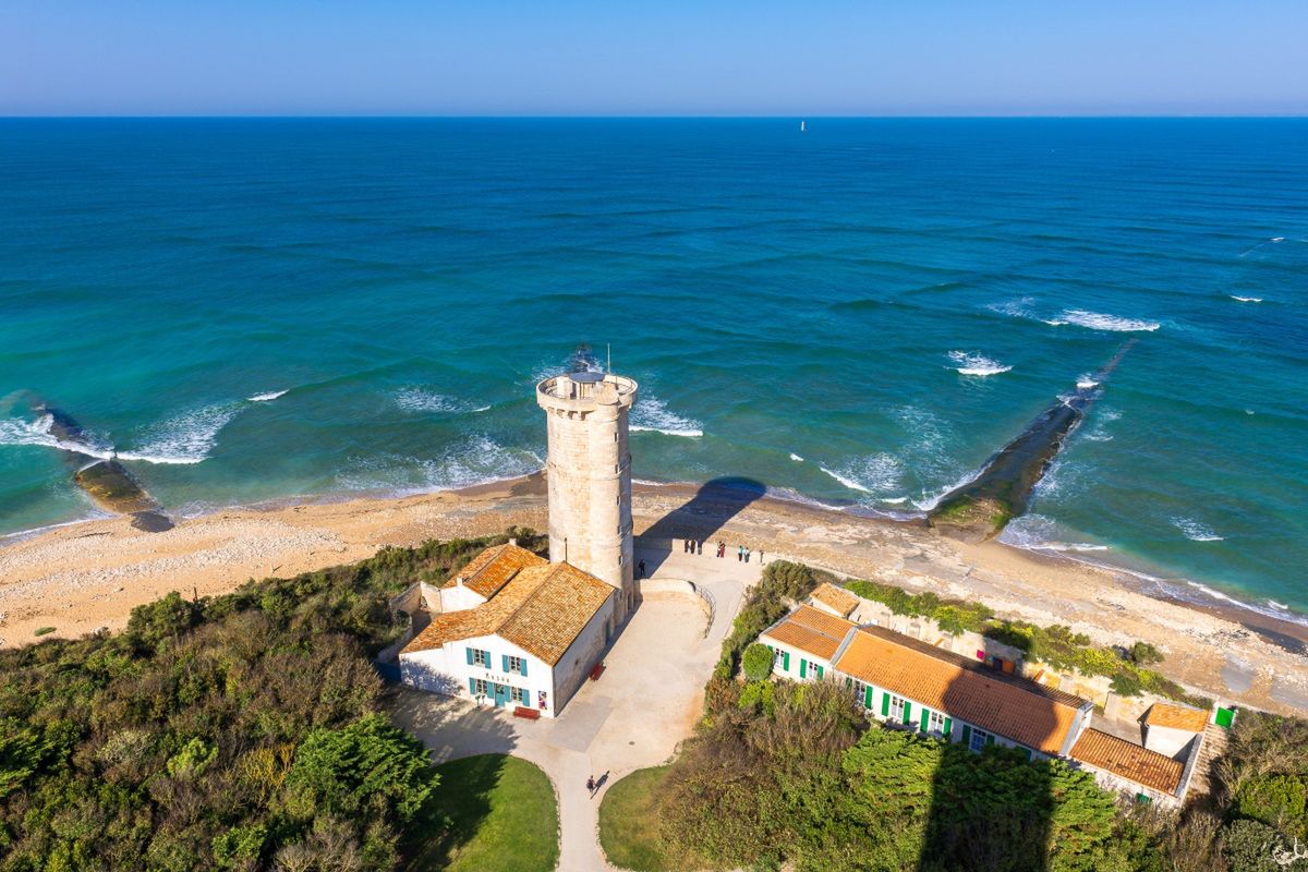 Square waves: A stunning yet perilous attraction on Île de Ré