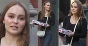 Lily-Rose Depp zabrała fotografów na spacer z pizzą