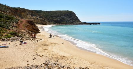 Plamy ropy na plażach. Nie mogą ich usunąć od kilku dni