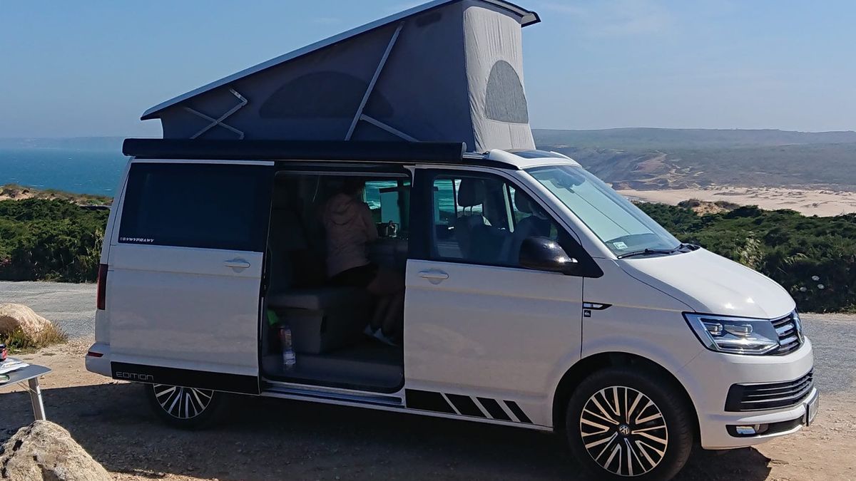 Volkswagen california pana Piotra wyróżnia się pasami na boku nadwozia. To znak charakterystyczny wersji Edition