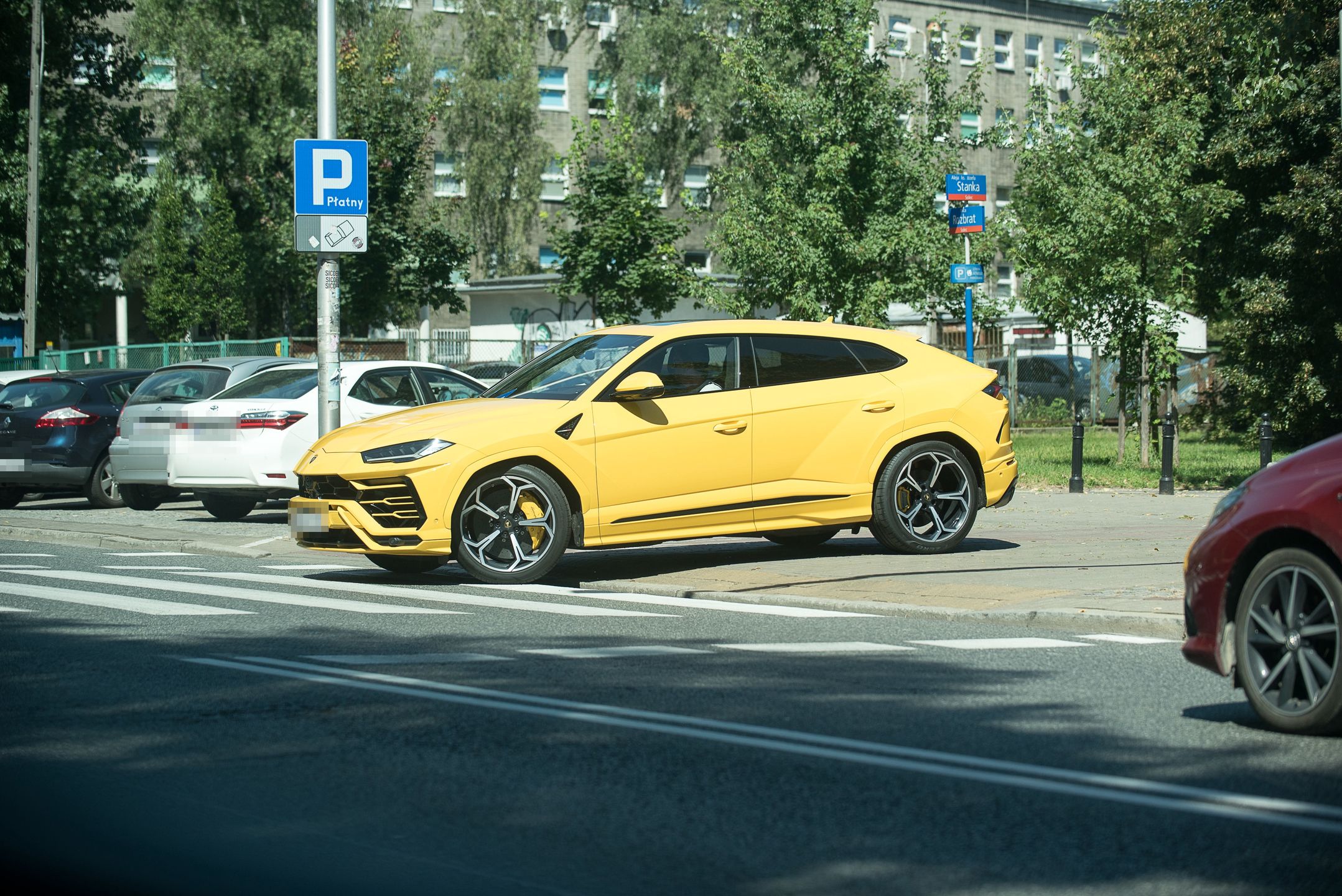 Kuba Wojewódzki parkuje w miejscu niedozwolonym i zawraca na przejściu dla pieszych