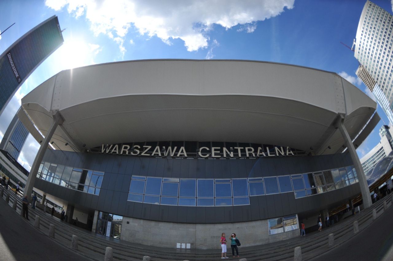 Warszawa Centralna czasowo zamknięta. Pasażerowie czekają utrudnienia