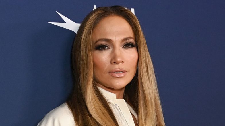 Jennifer Lopez dazzles at "Unstoppable" premiere solo