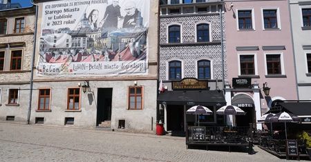 Restauracja na Starym Mieście musiała odsunąć swój ogródek od sąsiedniej kamienicy, której stan grozi zawalaniem [ZDJĘCIA]