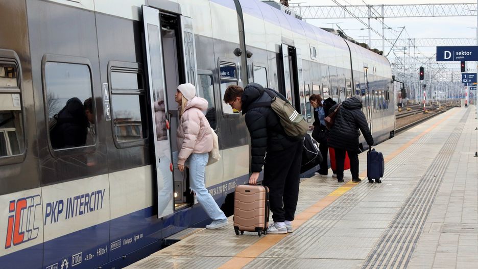 13.01.2023 LUBLIN 
PODWYZKI KOLEJ PKP DWORZEC POCIAG 
INTERCITY KASA ROZKLAD LUBLIN GLOWNY 


NZ 


FOT. LUKASZ KACZANOWSKI/POLSKA PRESS