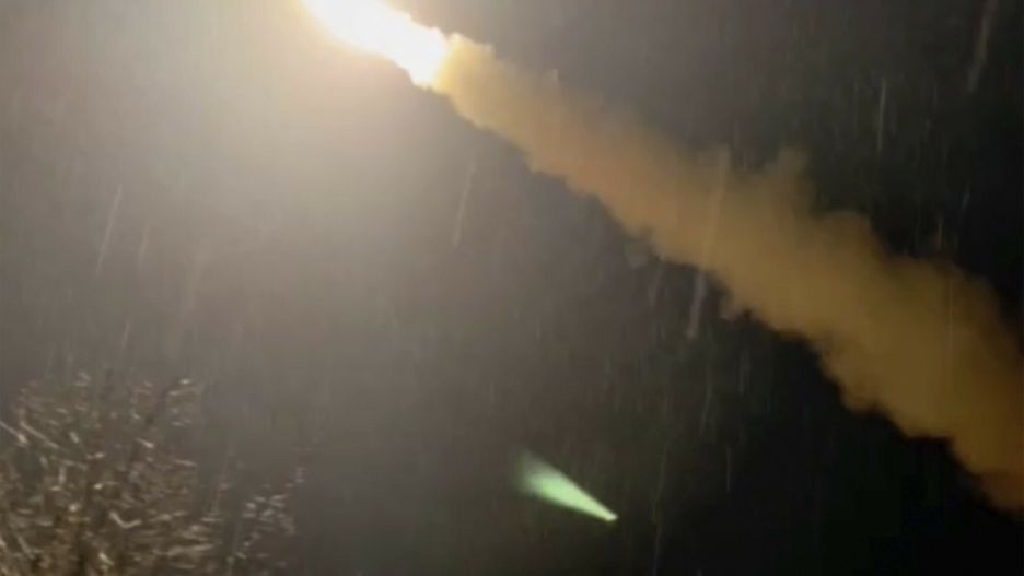 Ukraina wystrzeli?a pociski w kierunku Rosji
This image was made from a video posted by a Telegram channel affiliated with the Ukrainian military on Tuesday, Nov. 19, 2024. The channel says it shows a U.S.-supplied ATACMS missile being fired from an undisclosed location in Ukraine. The Associated Press cannot independently verify the date and location the video was filmed. (Lachen Pyshe Telegram via AP)