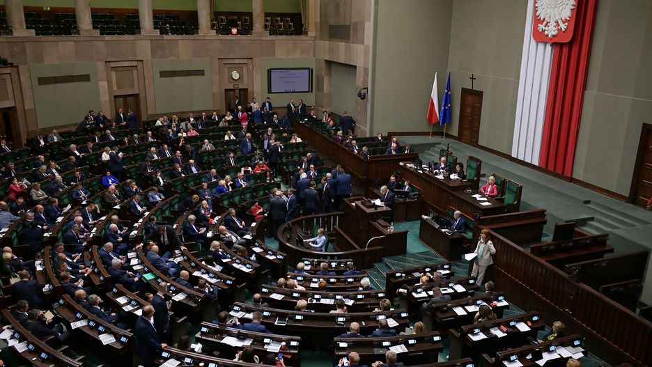 Warszawa, 15.09.2022. Posłowie na sali plenarnej podczas posiedzenia Sejmu w Warszawie, 15 bm. Sejm odrzucił poprawki Senatu dot. ustawy o szczególnym wsparciu podmiotów poszkodowanych w związku z sytuacją ekologiczną na rzece Odrze. (amb) PAP/Marcin Obara