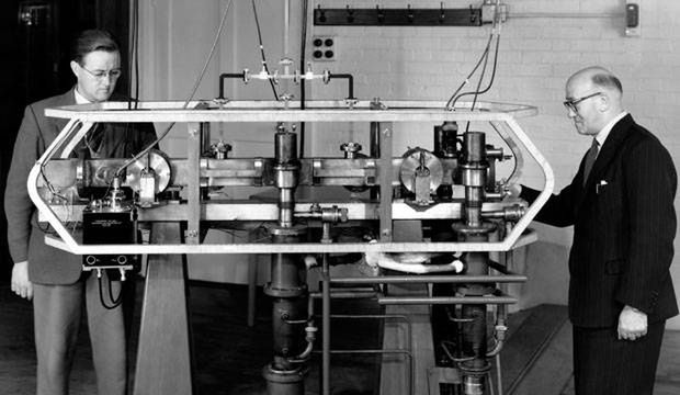 Louis Essen (z prawej) i Jack Parry obok pierwszego na świecie zegara atomowego.