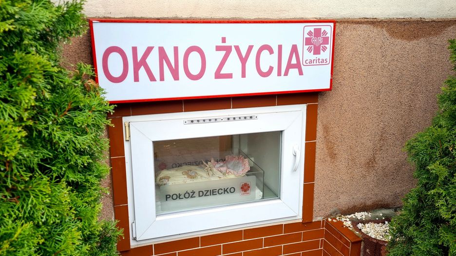 Znalazła noworodka w oknie życia. "To malusieńka dziewczynka" (zdjęcie ilustracyjne)