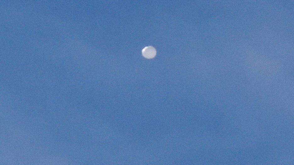 Chinese high-altitude balloon spotted over North Carolina
epa10447606 A high-altitude balloon, which the US government has stated is Chinese, is seen as it continues its multi-day path across the Northern United States in Charlotte, North Carolina, USA, 04 February 2023. US Secretary of State Blinken postponed a planned trip to China following the discovery of the balloon. The Pentagon said that the maneuverable Chinese surveillance balloon was posing 'no risk to commercial aviation, military assets or people on the ground'.  EPA/NELL REDMOND -- BEST QUALITY AVAILABLE 
Dostawca: PAP/EPA.
NELL REDMOND