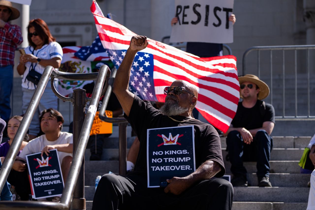 Starcia protestujących z agentami federalnymi. Trump grozi wysłaniem wojska