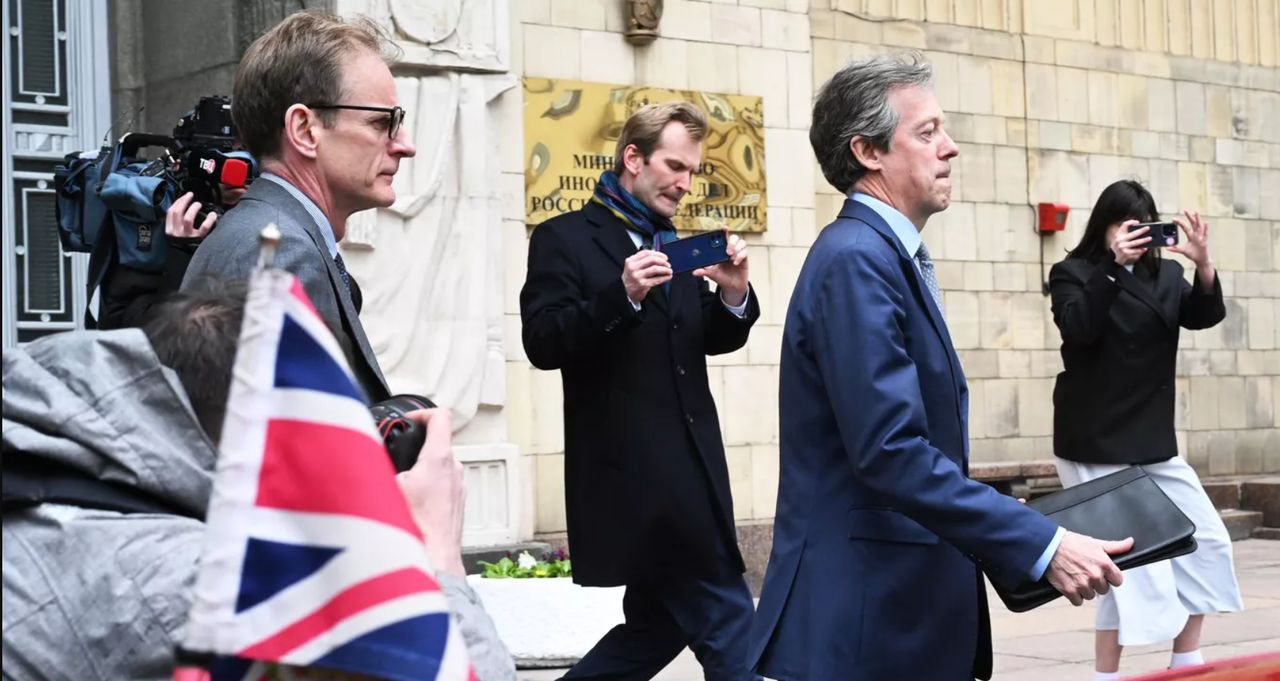 Ambasador Wielkiej Brytanii opuszczający siedzibę rosyjskiego MSZ 