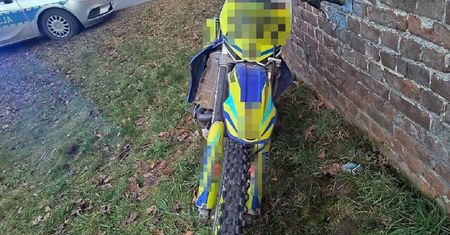 Motocyklista nie dostosował prędkości i wypadł z łuku drogi. Na miejsce wezwano pogotowie i policję