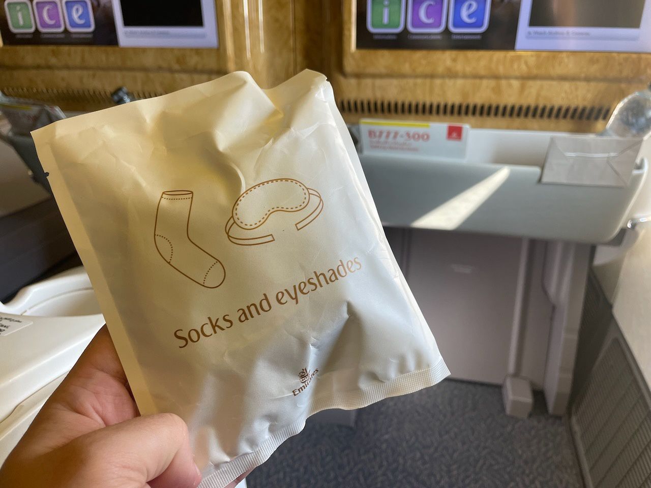 Bezuciskowe skarpetki i maska zaciemniająca do spania