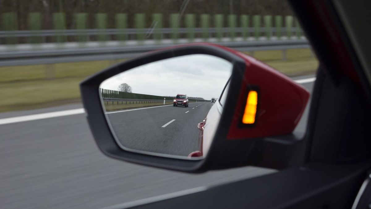 System BLIS poznacie po pomarańczowej, rzadziej czerwonej kontrolce na lusterku zewnętrznym.