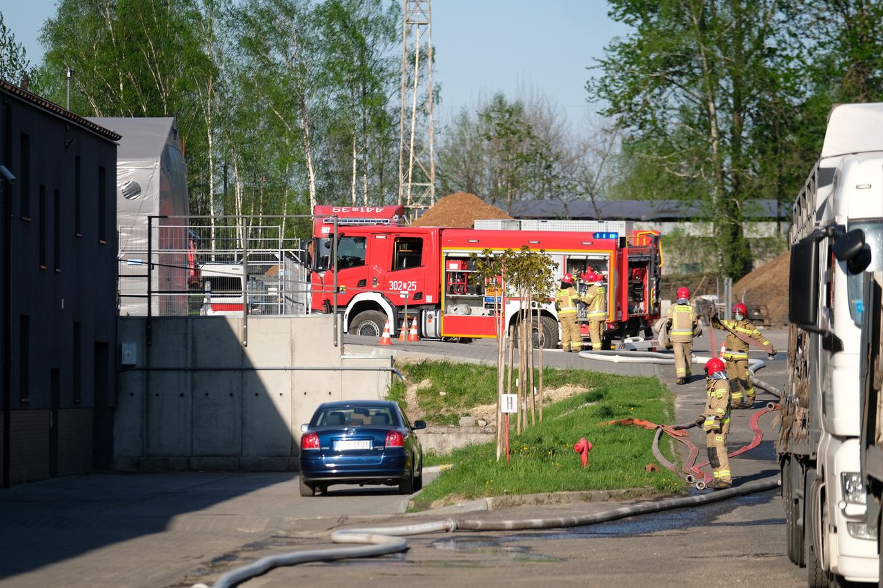 Sławków. Pożar składowiska trocin