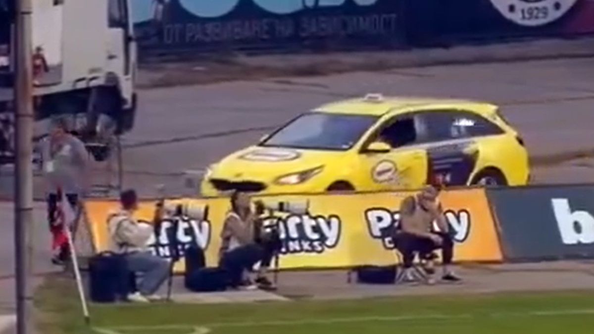 Taksówka na stadionie w czasie meczu ligi bułgarskiej