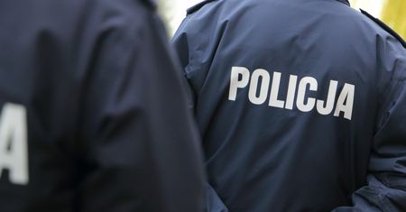 Pijany kierowca uderzył Skodą w drzewo w Chełmnie. Miał prawie 2,5 promila