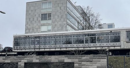 Szwecja. Z amerykańskiej ambasady zniknął baner wsparcia Ukrainy