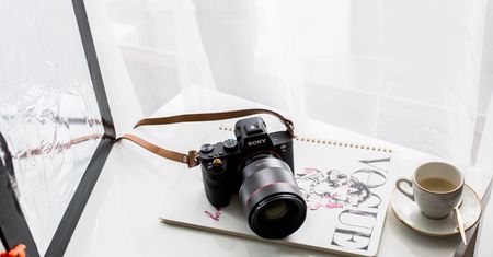 Jak wykonać podręczną blendę do fotografii produktowej? [zrób to sam]