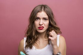 Najczęstsze błędy popełniane podczas koloryzacji włosów w domu