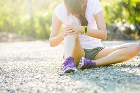 Opuchlizna kolan może mieć różne przyczyny. Sprawdź, co oznacza