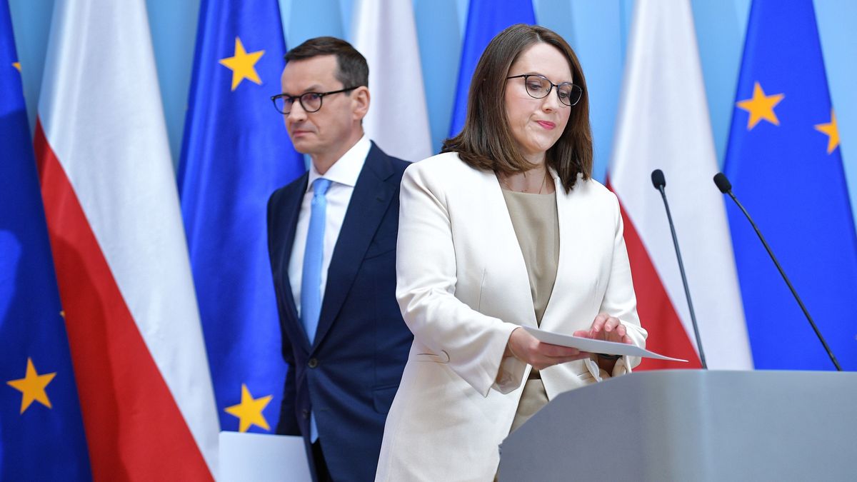 Na zdjęciu premier Mateusz Morawiecki i minister finansów Magdalena Rzeczkowska