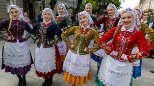 Barwny początek uniwersyteckiego jubileuszu. Akademicy przemaszerowali ulicami Rzeszowa [ZDJĘCIA]