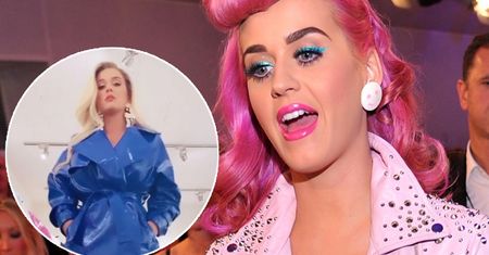 Katy Perry uniosła sukienkę i... pokazała swoje prawdziwe kształty
