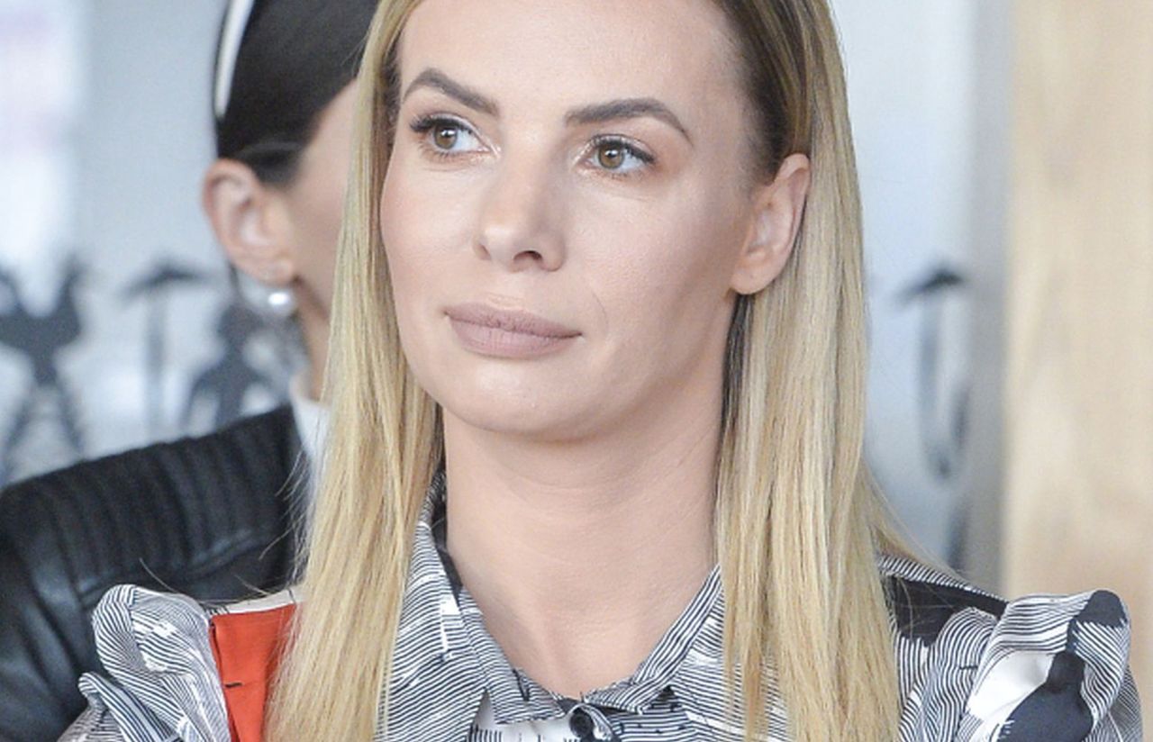 Izabela Janachowska wygina się na rydwanie. Fanki wytykają jej małą wpadkę