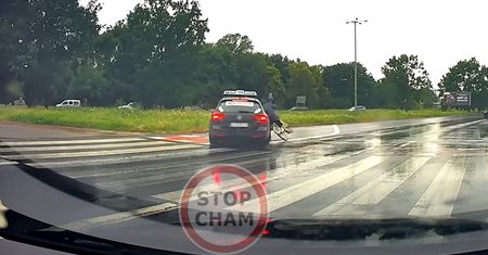Taksówkarz potrącił rowerzystkę. Jest nagranie. "Dzban"