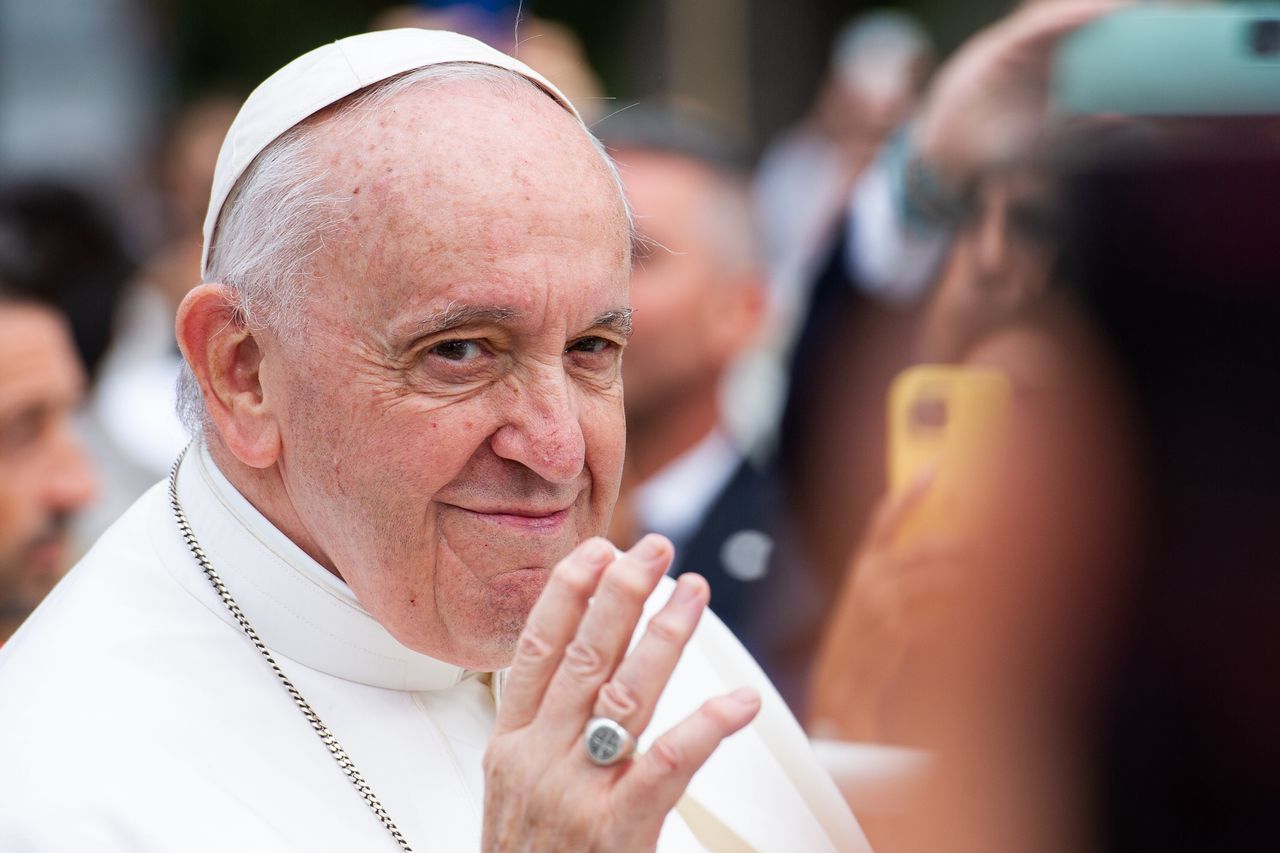Pope Francis addresses abdication rumors amid new book release