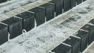 Rozsyp zamiast soli. Lód na kostce rozpuści się w mig