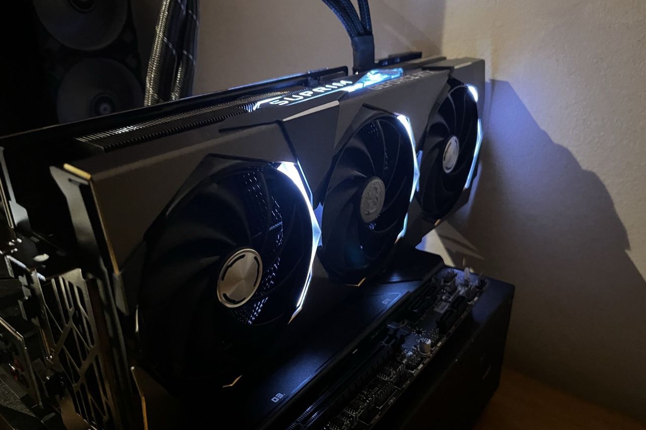 MSI GeForce RTX 4080 Suprim X - RGB przód