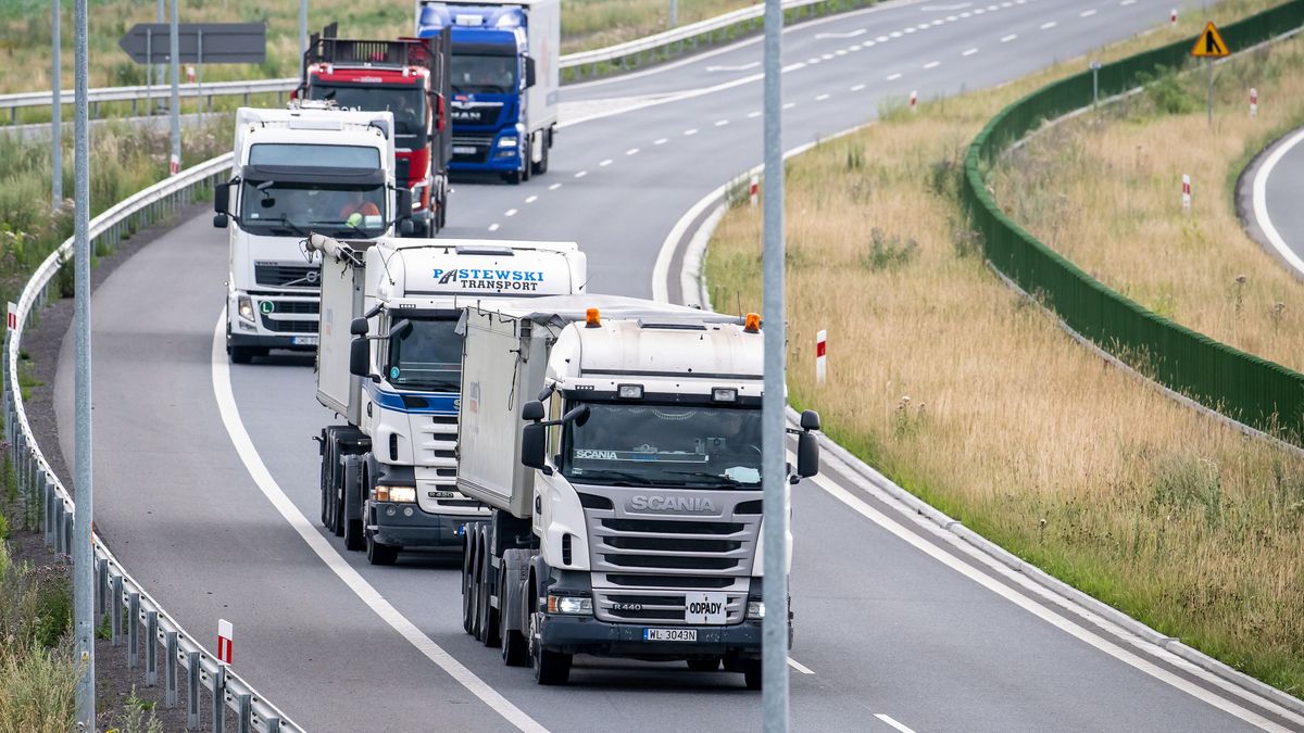 droga ekspresowa S5
Tytus �mijewski
autostrada, ci�ar�wka, ci�ar�wki, droga ekspresowa S5, dwupasm�wka, ilustracja, ilustracje, kategoria N2, kierowca, kierowcy, mandat, manewr wyprzedzania, N3, nowe przepisy, nowe przepisy drogowe, odcinek drogi, pas ruchu, pasy, pojazd samochodowy, pojazdy samochodowe, prawo o ruchu drogowym, punkty karne, ruch drogowy, ruch samochodowy, ruch samochod�w ci�arowych, samochody ci�arowe, samoch�d ci�arowy, tir, tiry, wyprzedzanie, zakaz wyprzedzania, zmiany w przepisach ruchu drogowego