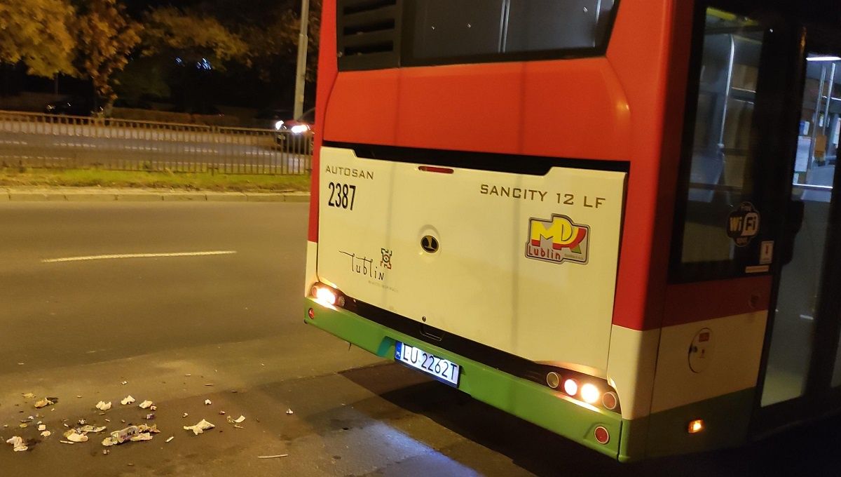 Młodzi chuligani skopali autobus, po czym rzucili w niego koszem na śmieci