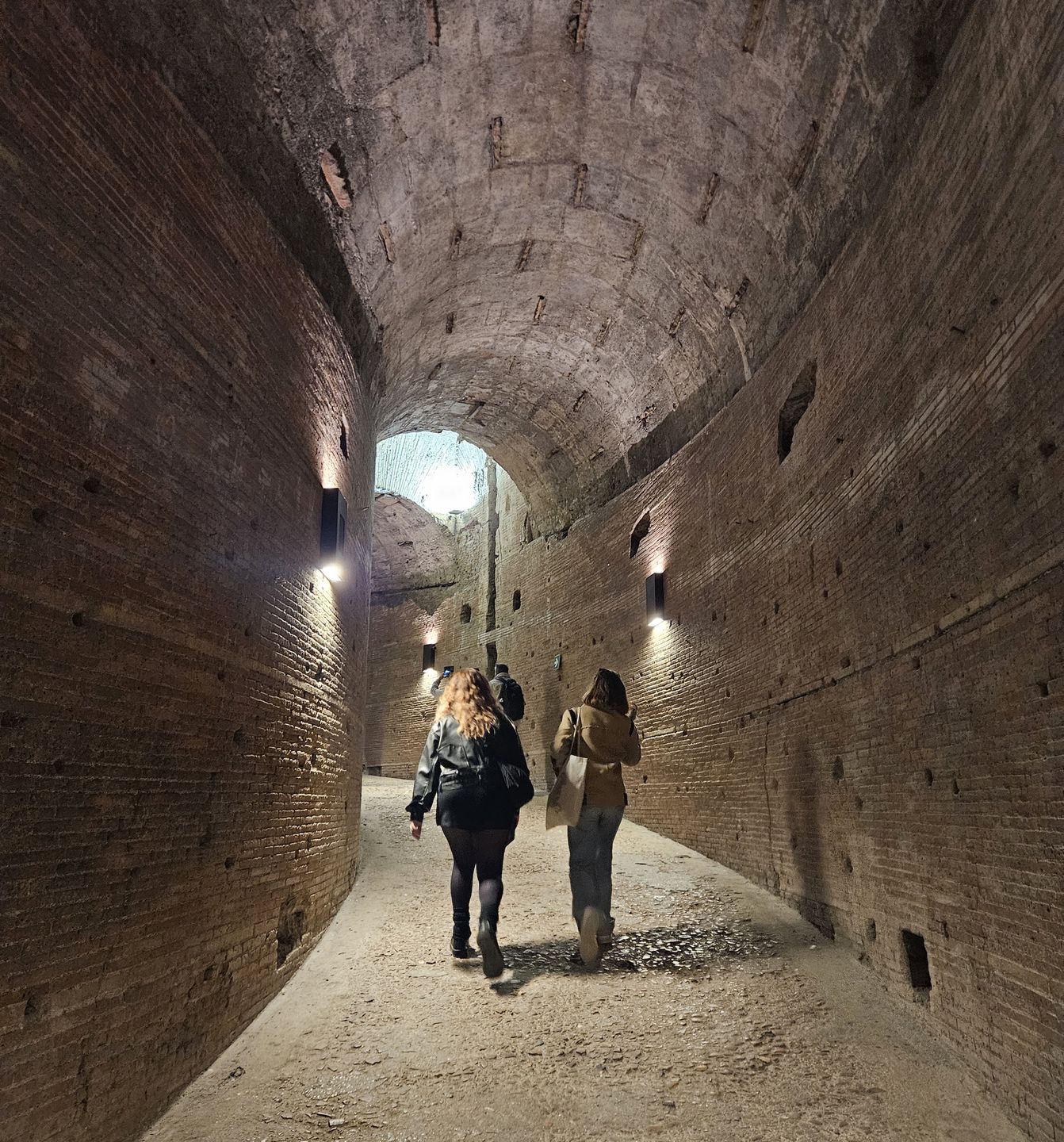 Surowe wnętrza zamku i antyczna rampa robią piorunujące wrażenie